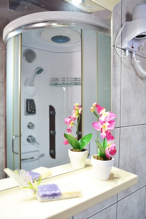 Apartment, 1 Bedroom, Balcony, Beachside | Bathroom | Shower, towels