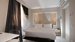 A modern hotel room with a bed, a desk, and a chair. - Palazzo La Via - One Bedroom (Massa Lubrense)