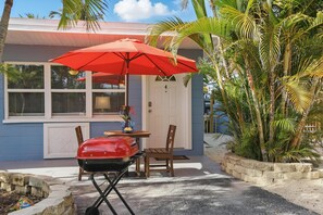 Outdoor dining - Coco Sands - Studio 4, One Block walk to the Atlantic Ocean! (Cocoa Beach)
