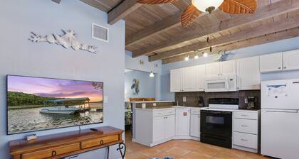 Coco Sands - Studio 4, One Block walk to the Atlantic Ocean!