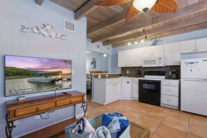 Microwave, cookware/dishes/utensils, paper towels - Coco Sands - Studio 4, One Block walk to the Atlantic Ocean! (Cocoa Beach)