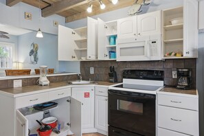 Microwave, cookware/dishes/utensils, paper towels - Coco Sands - Studio 4, One Block walk to the Atlantic Ocean! (Cocoa Beach)