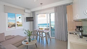 Apartamento, 2 habitaciones, acceso a la piscina, vistas al mar | Sala de estar | Una televisión de pantalla plana