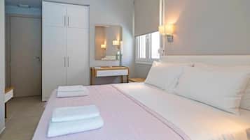 Apartamento, 2 quartos, acesso à piscina, vista para o mar | 7 quartos, quartos à prova de som, ferros/tábuas de passar roupa