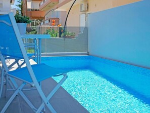Outdoor pool, sun loungers - Sonja Apartments (Chania)
