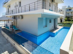 Hồ bơi ngoài trời, ghế dài tắm nắng 