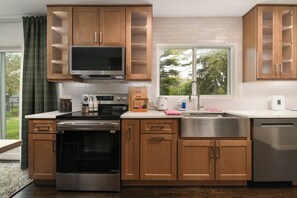 Geladeira, micro-ondas, fogão, cooktop