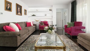 A modern living room with a sofa, armchairs, a coffee table, and a decorative vase. - Elegant Escape by Downtown Burr Ridge with an easy access to Chicago Landmarks (La Grange)
