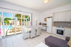 Villa, 4 Bedrooms, Smoking, Private Pool | In-room dining