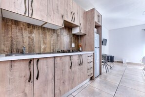 Kühlschrank, Mikrowelle, Herdplatte, Wasserkocher