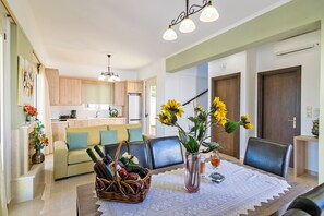 Villa, 2 Bedrooms, Private Pool, Mountain View | In-room dining