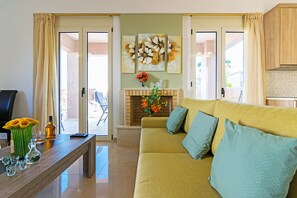Villa, 2 chambres, piscine privée, vue montagne | Salle de séjour