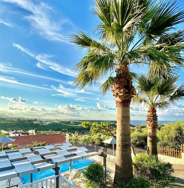 Outdoor pool, pool umbrellas, pool loungers - Eros Villa (Rethymno)