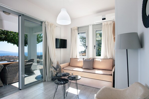 ヴィラ 2 ベッドルーム プライベートプール シービュー | リビングルーム | 32 インチの薄型テレビ (衛星放送視聴可)