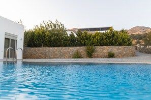 3 piscines extérieures