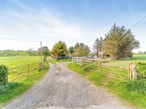 Property grounds - 2 bedroom accommodation in Dalrymple (Dalrymple)