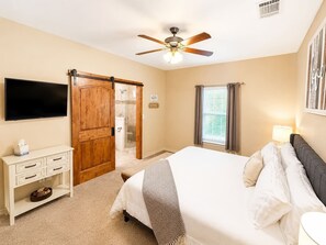 Iron/ironing board, free WiFi, bed sheets - Paraiso Del Rio | 3BDRM | Guadalupe River (New Braunfels)