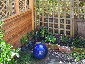 Property grounds - Lovely and cosy, late Victorian cottage with large garden area. (Maldon)