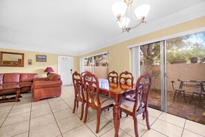 Interior - Charming 2-Bedroom Townhouse with Cozy Vibes in USF Tampa Area (Temple Terrace)