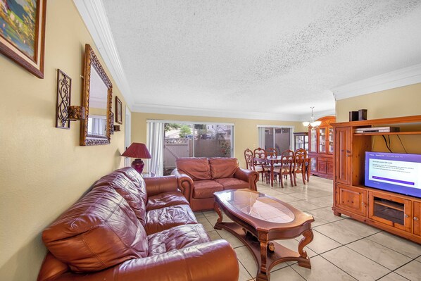 Smart TV, DVD player, books, stereo - Charming 2-Bedroom Townhouse with Cozy Vibes in USF Tampa Area (Temple Terrace)