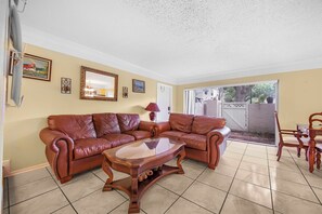 Smart TV, DVD player, books, stereo - Charming 2-Bedroom Townhouse with Cozy Vibes in USF Tampa Area (Temple Terrace)