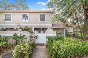 Exterior - Charming 2-Bedroom Townhouse with Cozy Vibes in USF Tampa Area (Temple Terrace)
