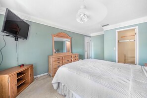 2 bedrooms, desk, free WiFi, bed sheets