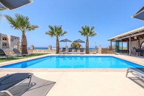 Outdoor pool, pool umbrellas, sun loungers - Golden Sand Beach Villa Villa (Rethymno)