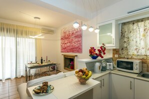 Villa, 3 chambres, terrasse, vue mer | Cuisine privée | Micro-ondes, four, cafetière/bouilloire, chaise haute