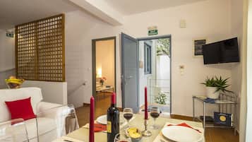 Huvila, 3 makuuhuonetta, terassi, merinäköala | Olohuone | Älytelevisio