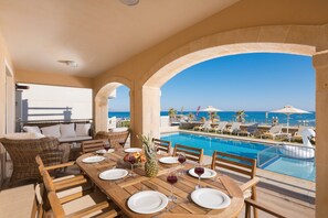 Piscine extérieure, parasols de plage, chaises longues