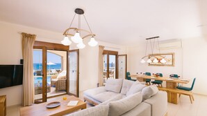 Villa, 6 soverom, privat basseng, sjøutsikt | Oppholdsrom