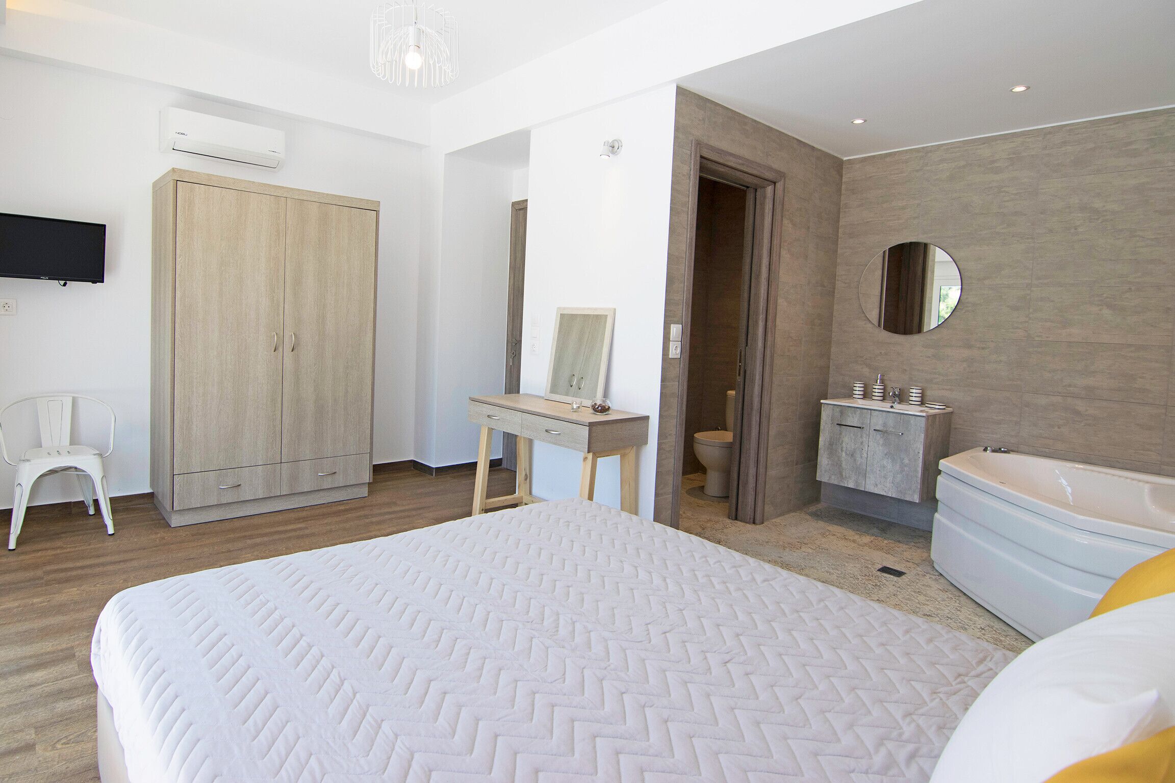 2 habitaciones, muebles diferentes, cortinas blackout y insonorización 