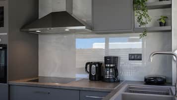 Microwave, espresso maker, coffee/tea maker, electric kettle