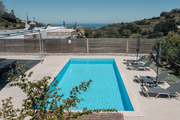 Piscina externa, guarda-sóis, espreguiçadeiras