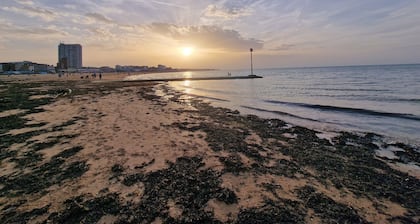 Sea Sprite, old Victorian hotel beach apartment with hot tub + garden in Margate