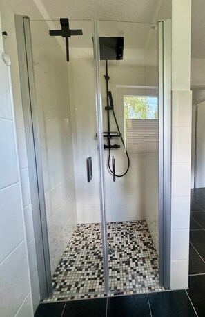 Shower, hair dryer, towels, soap - Mountain Soul (Feldberg) - Balcony (Feldberg (Schwarzwald))