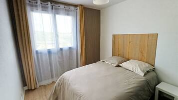 3 chambres, fer et planche à repasser, Wi-Fi, draps fournis