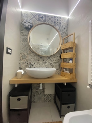 Douche, sĂšche-cheveux, bidet, serviettes fournies