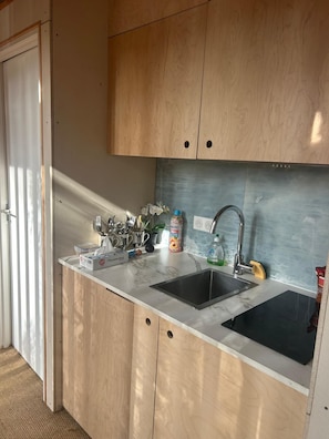 Refrigerador, microondas, horno, placa de cocina