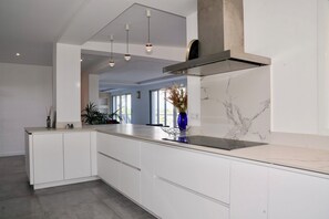 Køleskab, mikrobølgeovn, ovn, kogeplade