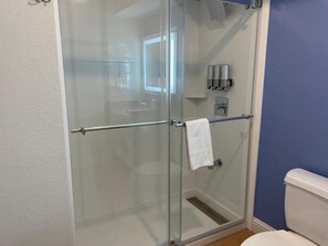 Dusj, hårføner og håndklær