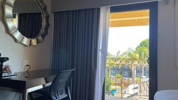 1 soveværelse, skrivebord, strygejern/strygebræt, sengetøj