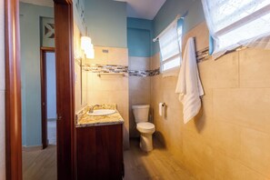 Douche, serviettes fournies, savon, shampoing