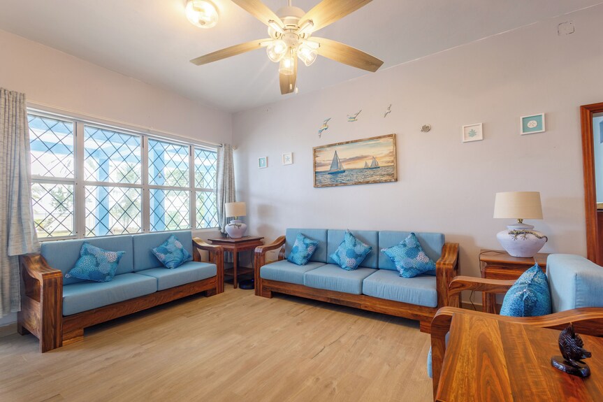 Seafront House In Beautiful Corozal Town That Sleeps 6 With A Fenced-in Yard. - Corozal, Belize