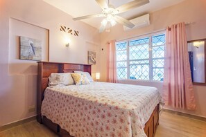 3 bedrooms, in-room safe, iron/ironing board, WiFi - Seafront house in beautiful Corozal Town that sleeps 6 with a fenced-in yard. (Corozal Town)