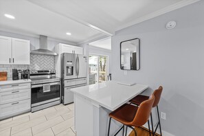 Kjøleskap, mikrobølgeovn, ovn og kokeplater