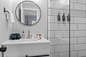 Séchoir à cheveux, serviettes fournies, savon, shampooing