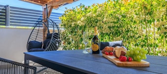 Charming flat just 450 metres from the beach with outdoor shower, sun loungers, sea view