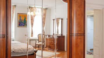 2 chambres, coffres-forts dans les chambres, bureau